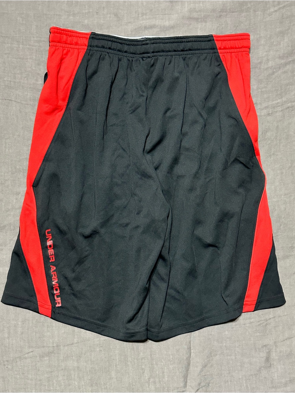 🆕 Under Armour Men’s Black with Red Panel Athletic Shorts
